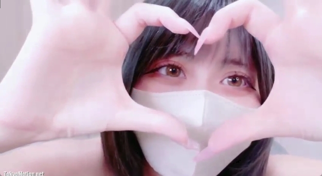 「無修正エロライブチャット」むっちり巨乳美女がおっぱいを手ブラで隠し電マオナニーで感じちゃう